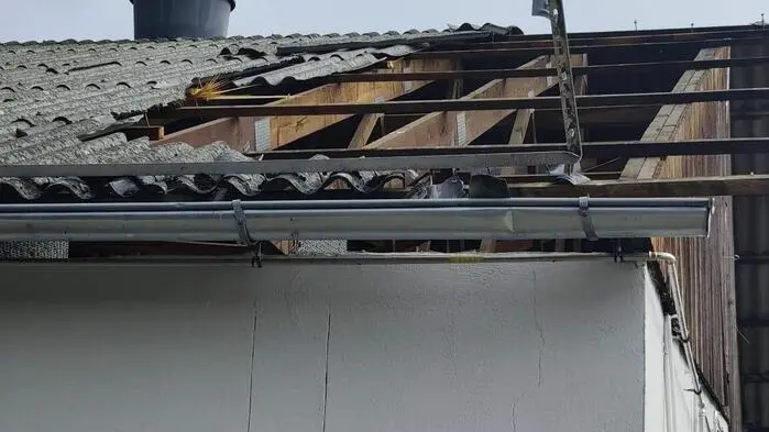 Ein Dach in Hürth wurde vom Sturm stark beschädigt