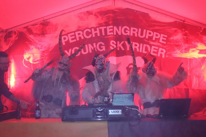Zum Abschluss feierten Perchten und Gäste noch gemeinsam im Festzelt zur Musik von DJ Pippo.
