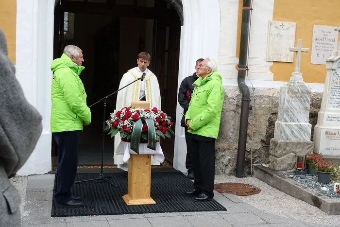 ... und trugen auch die Urne in die Kirche. Den Gottesdienst leitete Pfarrer Andreas Lechner...