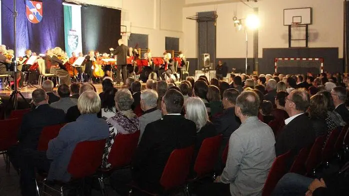 Ein bunter musikalischer Reigen aus der ‚Goldenen Zeit’ der Walzer, Operetten und Polkas und die harmonische Verbindung von „Musik und Tanz“ verzauberte das Publikum mit Klängen von Johann Strauss Sohn, C.M. Ziehrer oder Jacques Offenbach. 