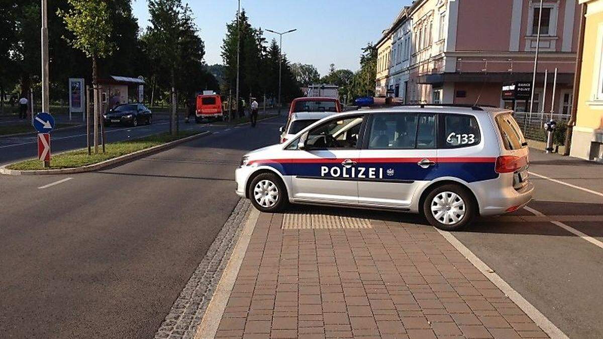 Die Unfallstelle auf der St. Veiter Straße. Im Hintergrund das Feuerwehrfahrzeug