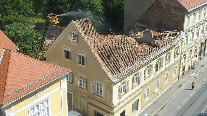 Die Liegenschaft in der Leonhardstraße 61 wird derzeit abgerissen