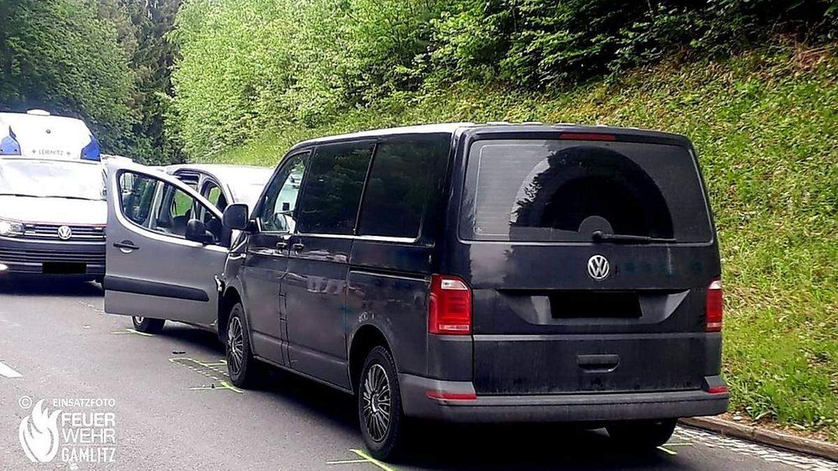 Die Feuerwehr barg die beiden beschädigten Fahrzeuge