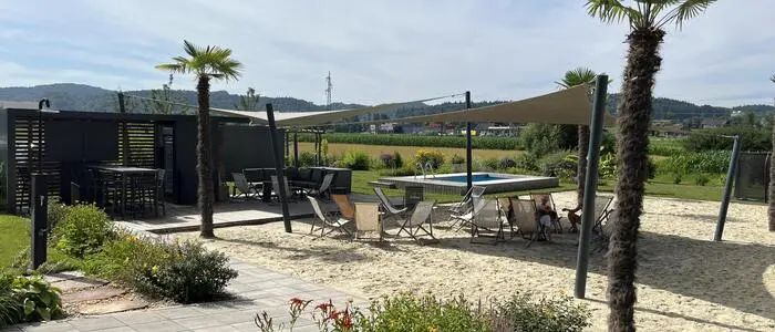 Bei der Firma Niceshops in Saaz (Gemeinde Paldau) steht den Mitarbeitenden ein Volleyballplatz und ein Pool zur Verfügung