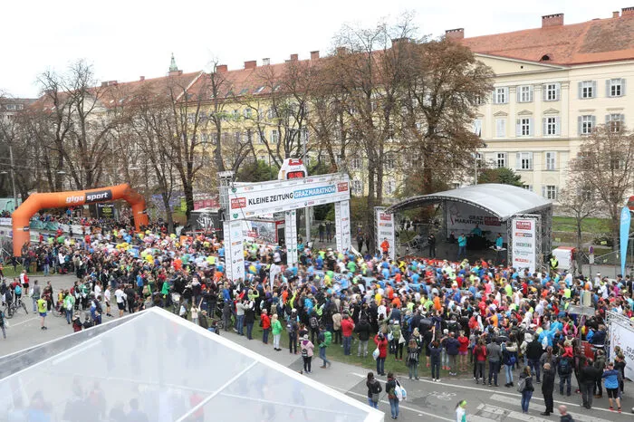 15 Minuten nach den Startern über die volle Distanz durften die Halbmarathon- und Staffel-Läufer los.