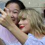 Taylor Swift beim Selfie mit einem Fan