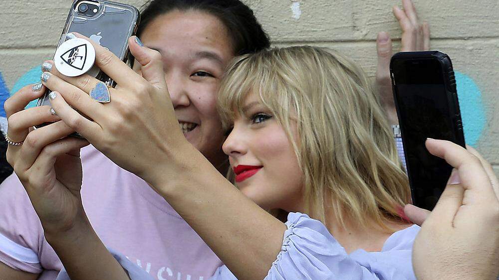 Taylor Swift beim Selfie mit einem Fan