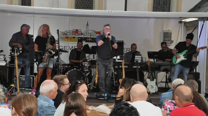 Die Coverband BOSStria unterhielt am vollen Voitsberger Michaeliplatz bei ausgezeichnetem Wetter die anwesenden Musikfreunde. Die siebenköpfige Gruppe lieferte eine musikalische Hommage an einen der größten Songwriter aller Zeiten und dessen Live-Auftritte: Bruce Springsteen & the E-Street Band. 