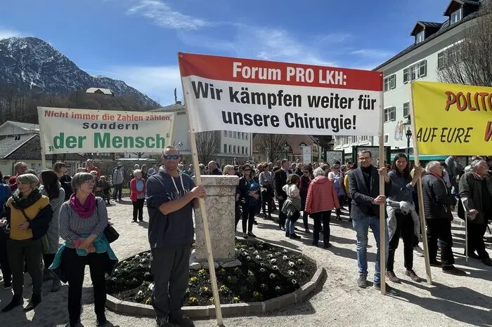 Mit Plakaten von vor über zehn Jahren wurde aufgewartet - "Wir haben nicht gedacht, dass wir die nochmal brauchen", sagt der Demo-Sprecher