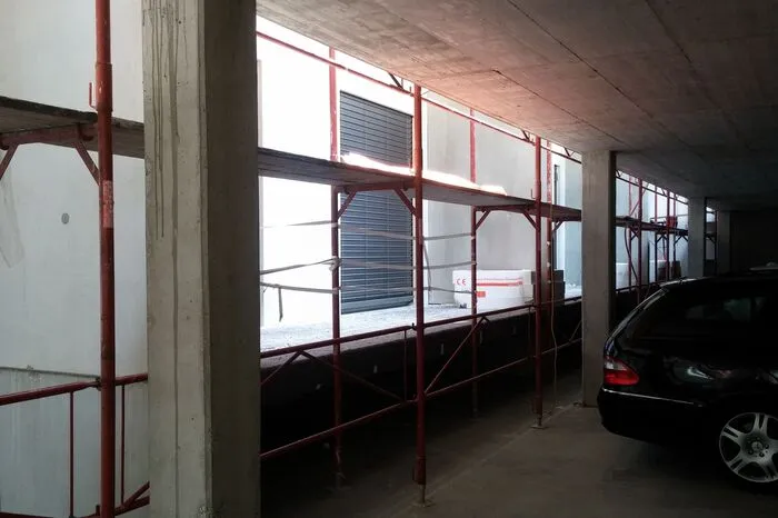 Dort, wo laut Mietern eine Wiese mit Spielplatz versprochen wurde, ist derzeit eine Hochgarage...