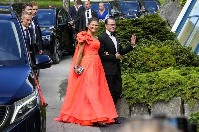 Prinzessin Victoria von Schweden setzte an der Seite von Prinz Daniel einen farblichen Akzent. Ihr auffällig rotes Kleid trug sie erstmals beim 50. Thronjubiläum ihres Vaters 2023.