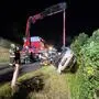 Die Feuerwehr konnte das Wrack mit einem Kranwagen bergen