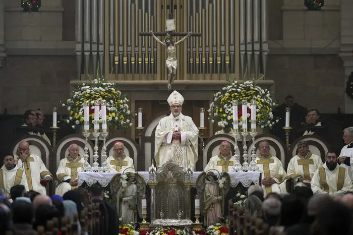 Patriarch Pierbattista Pizzaballa liest die Messe in der Geburtskirche in Bethlehem ...