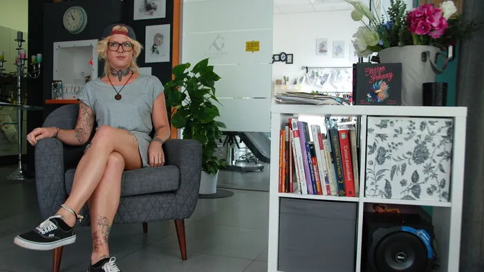 Eine Seite schwarz-grau, die andere ganz bunt - so sieht es im Studio "Kuntergrau" von Sarah Lackmayer in der Grazer Vorstadt aus.