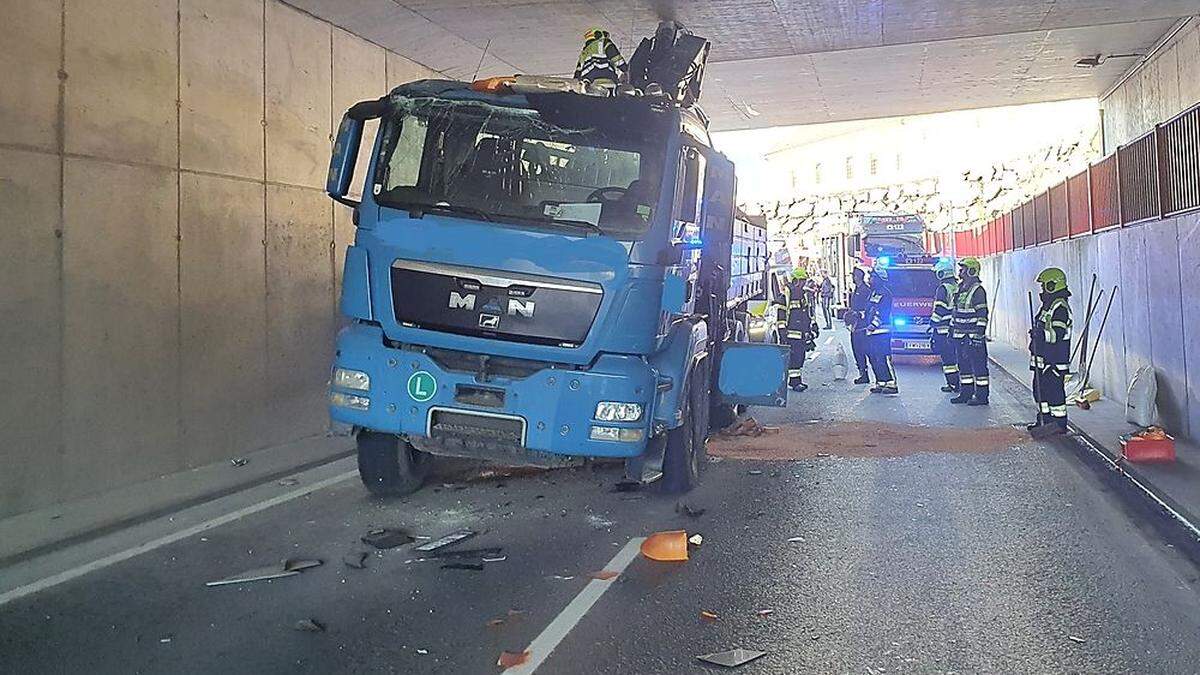 Der Lkw steckte in der Unterführung fest