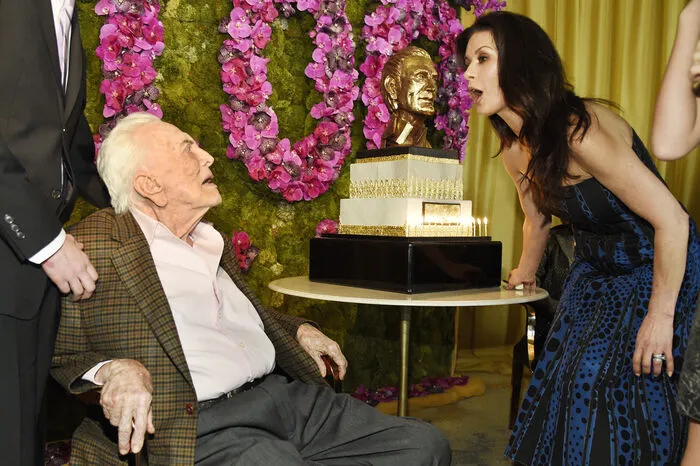 Der Jubilar mit Schwiegertochter Catherine Zeta-Jones.