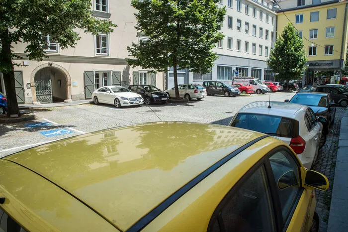 Manchmal stehen auch ganze Plätze als Anlage unter Schutz, wie der Bischofplatz. Die Stadt Graz macht aus dem mittelalterlichen und denkmalgeschützten Platz einen Autoparkplatz.