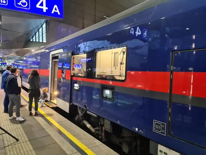 NJ 40233 - ÖBB-Nightjet der 2. Generation vor der Abfahrt im Hauptbahnhof Wien nach Rom Tiburtina