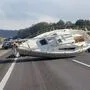 Auch ein Segelboot gilt als Ladegut – dieses hier strandete auf der A 21 Wiener Außenring Autobahn  
