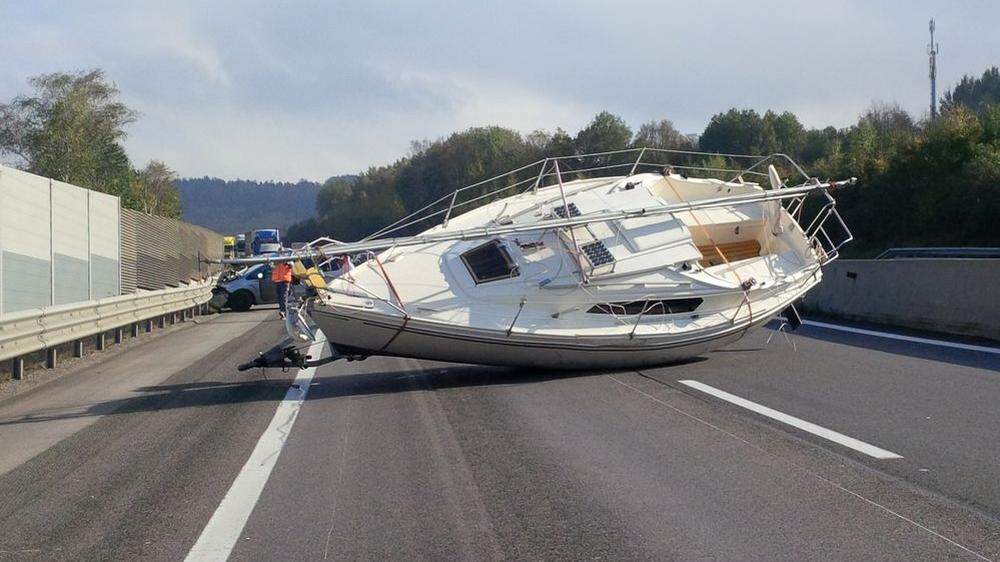 Auch ein Segelboot gilt als Ladegut – dieses hier strandete auf der A 21 Wiener Außenring Autobahn  