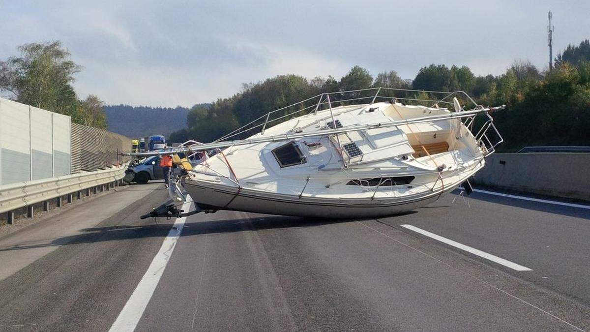 Auch ein Segelboot gilt als Ladegut – dieses hier strandete auf der A 21 Wiener Außenring Autobahn  