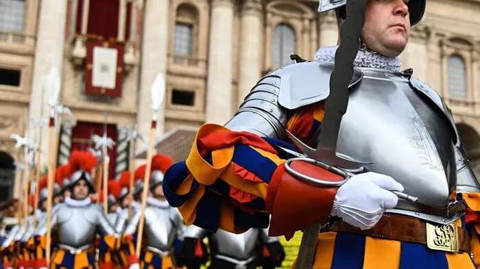 Vor Zehntausenden Gläubigen und Touristen hat am Sonntag die Ostermesse mit Papst Franziskus auf dem Petersplatz in Rom begonnen.