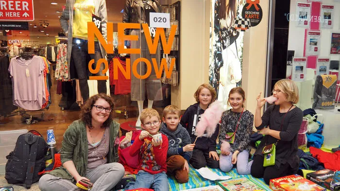 Sonntagsshopping stand in den City Arkaden in Klagenfurt an. Beim Mini-Max-Spielzeugflohmarkt versuchten 320 Kinder an ihren Ständen ihre nicht mehr gebrauchten Sachen zu verkaufen.
