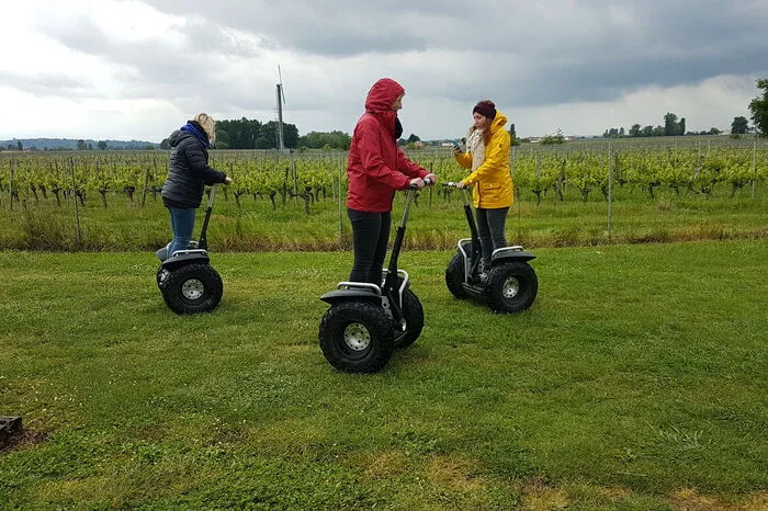 2. Mit dem Segway durch die Weingärten des Chateau La Renommée in Saint-Laurent-des-Combes, etwa 45 Kilometer nordöstlich von Bordeaux im Département Gironde.