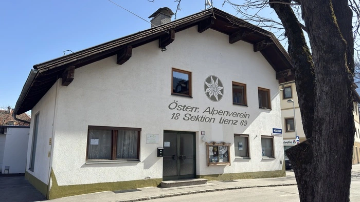 Im Alpenvereinshaus in Lienz gibt es einen kleinen Kletterbereich im Keller sowie einen Boulderraum im Obergeschoss