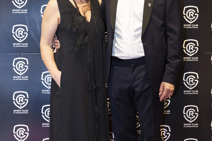 Obmann Franz Bloder begrüßte zahlreiche Ehrengäste, unter ihnen Bürgermeister Franz Nöhrer, Gemeinderäte, Sponsoren, Trainer und Spieler.  Hier ist er zu sehen mit Monika Bloder
