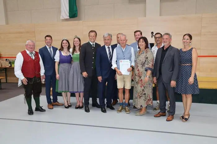 Bei der Eröffnung der modernisierten Halle konnte Bürgermeister Anton Prödl neben den vielen Bewohnern aus der Region Kirchbach auch Landesrat Karlheinz Kornhäusl, Nationalratsabgeordnete Agnes Totter, Altlandeshauptmann Hermann Schützenhöfer und Bezirkshauptfrau Elke Schunter-Angerer begrüßen