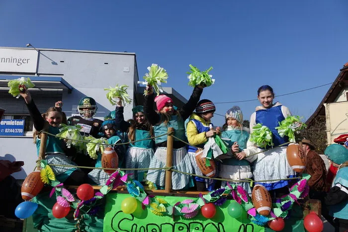 Das Motto der Kinderfreunde und Naturfreunde Köflach lautete "Superbowl" - da durften natürlich Cheerleader und Football-Spieler nicht fehlen.