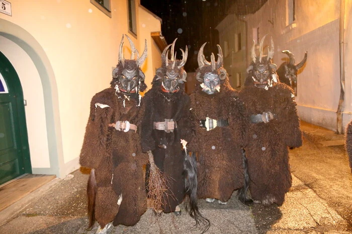 Viel Beifall gab es auch für die Perchtengruppen „Ortales Pass“ und „Schwarzacher Krampal“, die extra aus St. Johann in Salzburg „eingeflogen“ wurden. 