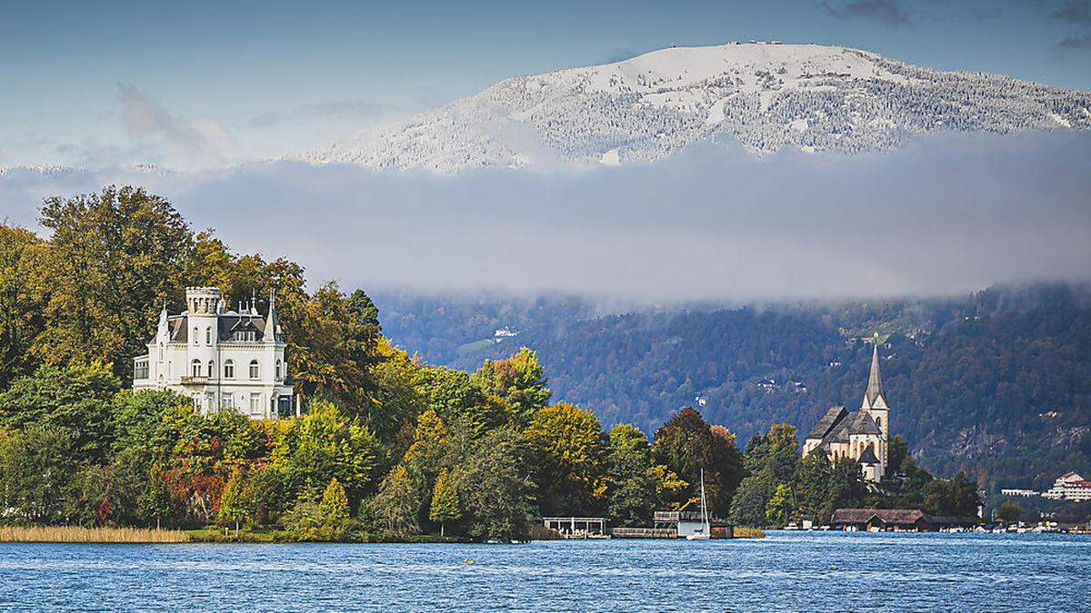 Herbststimmung am Wörthersee. Schnee auf den Bergen ist um diese Zeit im Jahr nichts Ungewöhnliches