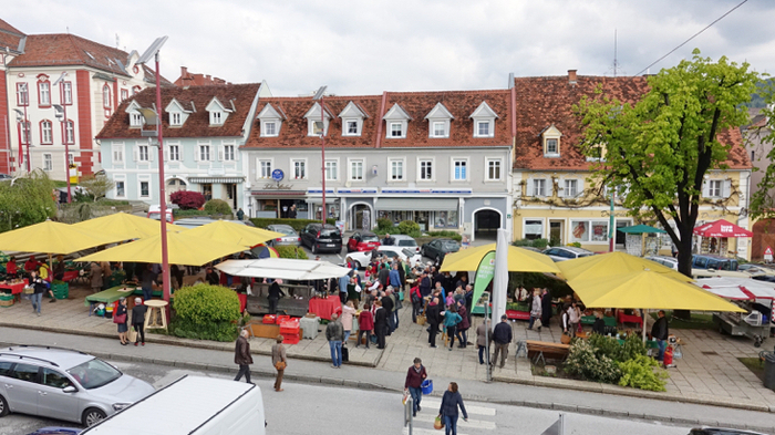 Seit 66 Jahren findet in Weiz ein Bauernmarkt statt, der  Mittwoch und Samstag auf dem Hauptplatz veranstaltet wird und frische Produkte aus der Region bietet.