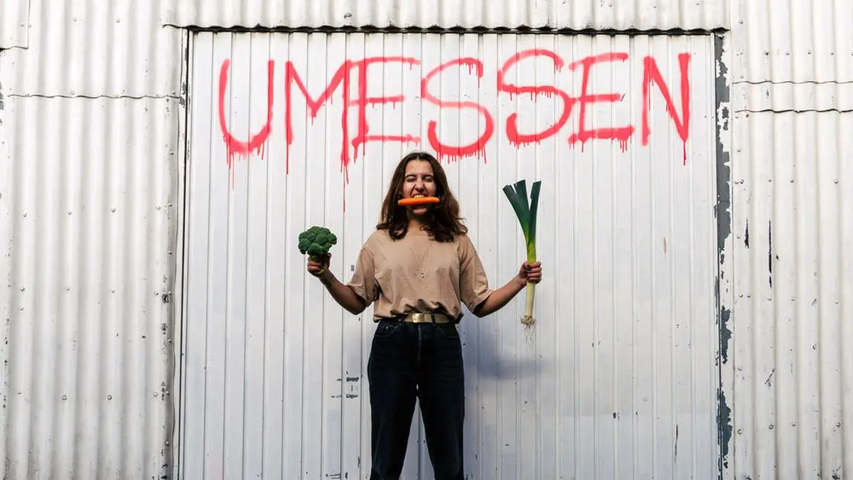 Die 14-jährige Lea Elçi will aktiv zu einem besseren Klima beitragen - sie hat ein Kochbuch mit klimafreundlichen Rezepten herausgegeben 