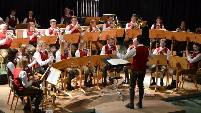 Die 35 Musikerinnen und Musiker des Musikvereins Althofen mit Kapellmeister Helmut Eichmann und Obfrau Karin Dorfer luden zum Cäciliakonzert 2022.