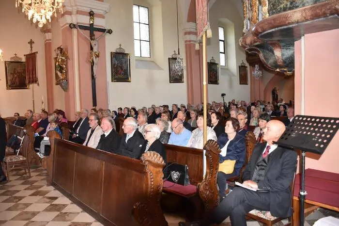 Durch das Programm führte Karin Stadtegger, die zusammen mit Sabine Hörmann, Franz Zweiger und Hans Vötsch im Ensemble „MoosCanto“ zu hören war.
 Unter den Gästen waren Provisor Wolfgang Pristavec, Bürgermeister Engelbert Huber, Pfarrer in Rente Helmut Rodosek und Erwin Wutte, der Bezirksobmann des Chorverbandes. Als Zugabe hatte der Chor eine musikalische Überraschung parat: Weil sich die Uraufführung Beethovens 9. Sinfonie zum 200. Mal jährt (1824), wurde ein Teil daraus, die Europahymne „Freude schöner Götterfunken“, in Vollendung serviert. Dafür gab es Standing Ovations.