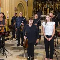 Musikwoche-Organisatorin Lore Schrettner mit Solistin Theresa Sayuri Brunner und der Louis Spohr Sinfonietta in der Pfarrkirche St. Marein