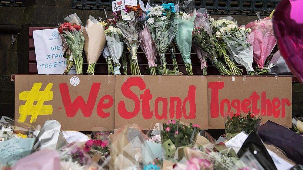 We stand together, wir stehen zusammen - das Motto nach dem Anschlag in Manchester