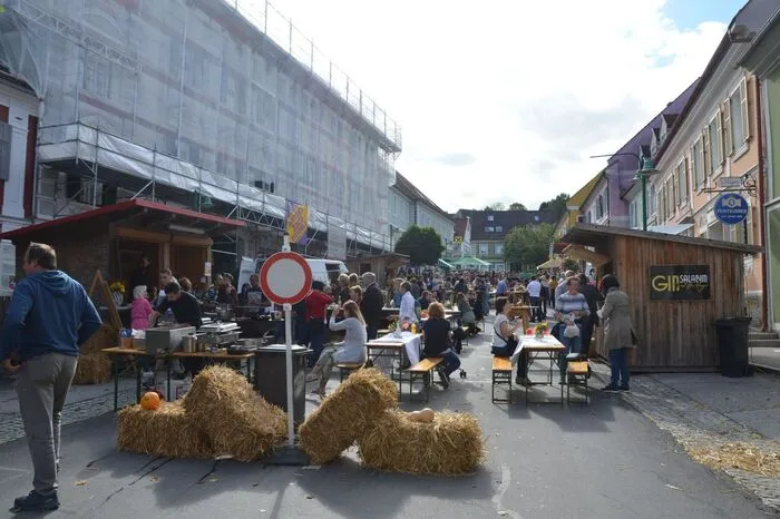 Strohballen und einladender Duft begrüßen die Besucher.