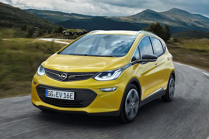 Auf der CES im Jänner zeigte Chevrolet mit dem Bolt ein Elektroauto – und das kommt 2017 als Opel Ampera-e auch nach Europa. Die Reichweite soll bei mehr als 500 Kilometern liegen. Die Batterie könne in 60 Minuten auf 80 Prozent der Kapazität aufgeladen werden. Und auch der Preis des US-Ablegers kann sich sehen lassen: Er soll nach Abzug staatlicher Vergünstigungen in den USA rund 30.000 Dollar (27.917,37 Euro) kosten, sagte GM-Chefin Mary Barra.