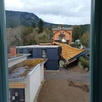 Das Dach der Containerschule liegt nun vor dem Eingang