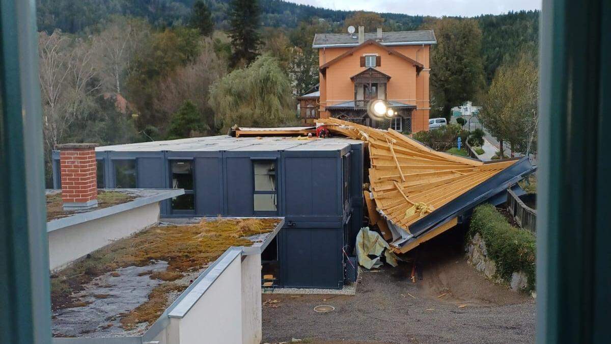 Das Dach der Containerschule liegt nun vor dem Eingang 