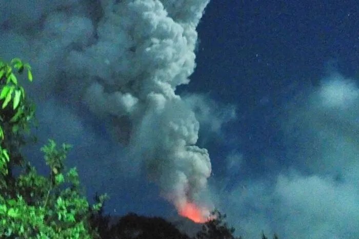Seit Mittwoch steigen aus dem gut 3.000 Meter hohen Berg Aschewolken bis zu 2,5 Kilometer in den Himmel.