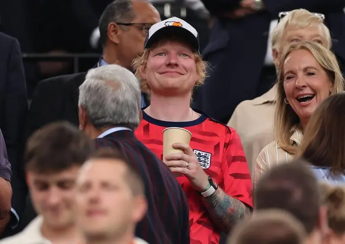 10.07.2024, Fussball Europameisterschaft, UEFA EURO, EM, Europameisterschaft,Fussball 2024, Niederlande - England, Halbfinale, BVB Stadion Dortmund, v.l., Sänger Ed Sheeran auf der Tribüne *** 10 07 2024, European Football Championship, UEFA EURO 2024, Netherlands England, semi-final, BVB Stadium Dortmund, f l , singer Ed Sheeran in the stands Copyright: HMBxMedia