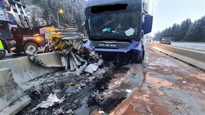 Nach einem Lkw-Unfall Mittwochfrüh im Bereich der Mautstelle St. Michael auf der A9, der Pyhrnautobahn, dauerten die Aufräumarbeiten einige Stunden an.