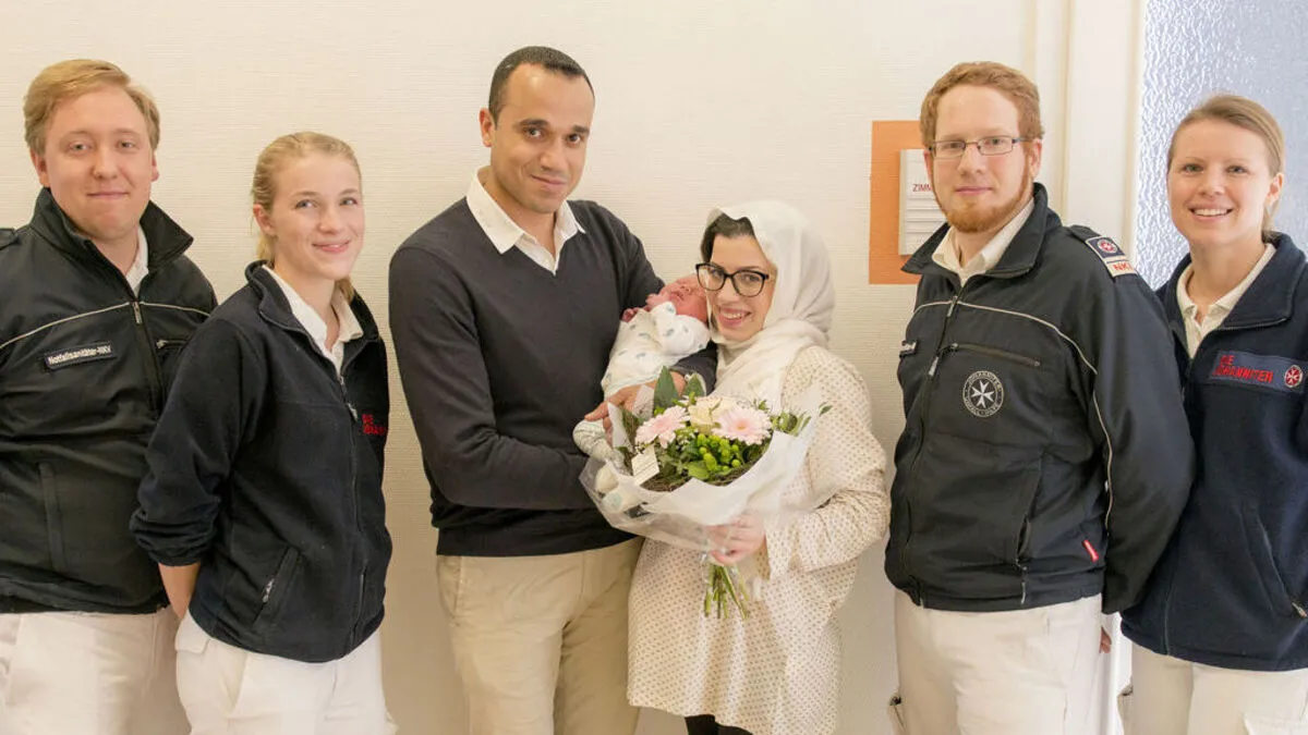 Der kleine Josef mit seinen stolzen Eltern und dem Team der Johanniter