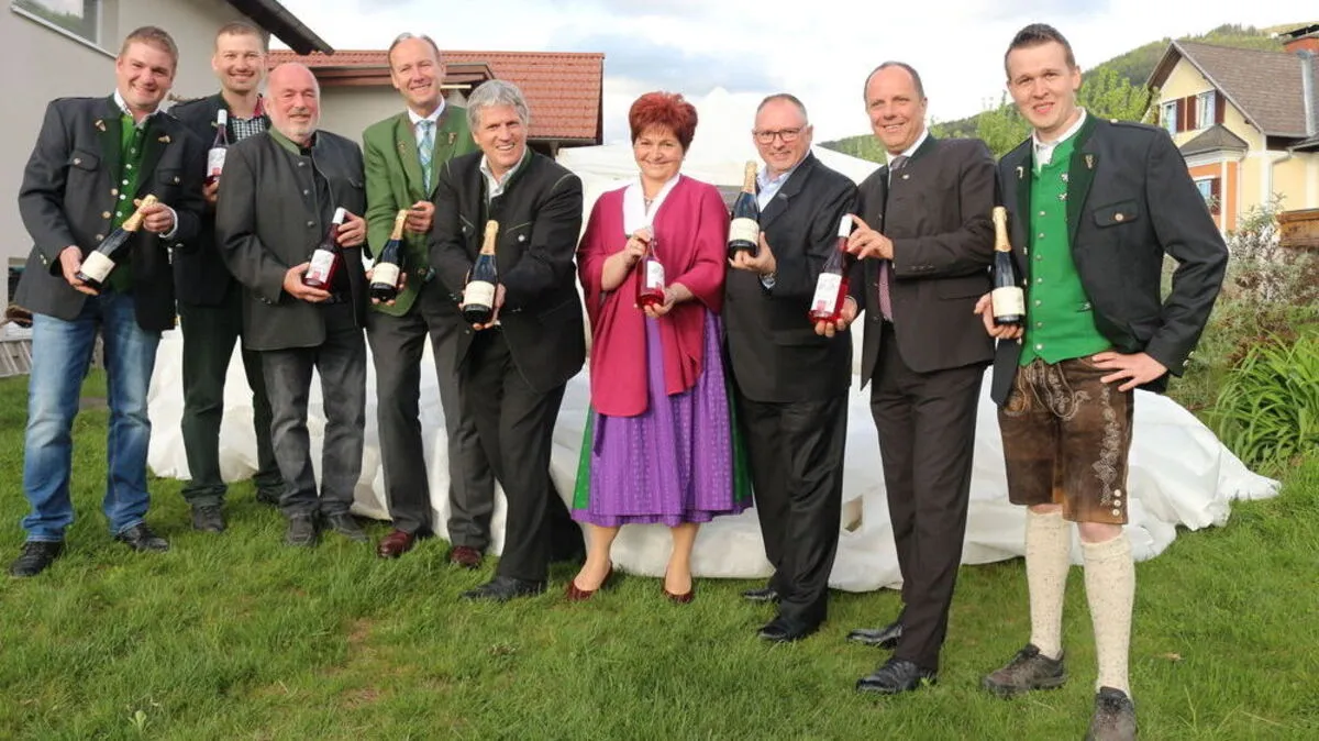 von links: Christian Kalcher, Andreas Gremsl, Ulrich Gößl, Bezirkshauptmann Rüdiger Taus, Wolfgang Mitterbäck, Bürgermeisterin Gerlinde Schneider, Sektproduzent Szigeti, Nationalratsabgeordneter Christoph Stark, Martin Gremsl
