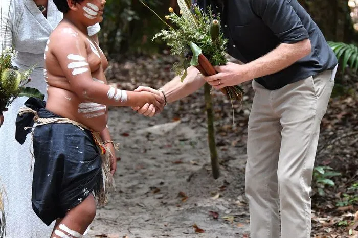 Während sich seine schwangere Frau Meghan (37) erneut von den Reisestrapazen ausruhte, nutzte Prinz Harry auch auf Fraser Island die Gelegenheit, barfuß über einen weißen Sandstrand zu spazieren. Fraser Island ist die weltweit größte Sandinsel.